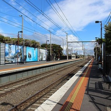 640px Carrum Railway Station Melbourne looking south
